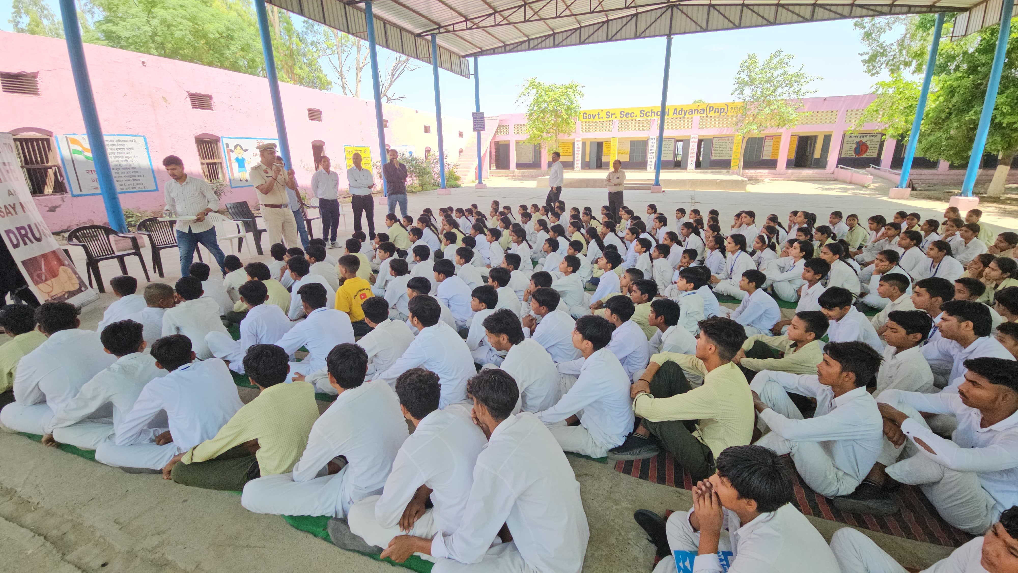 Panipat: पुलिस ने डोर टू डोर जाकर गांव अदियाना के ग्रामीणों को नशे के विरुद्ध किया जागरूक