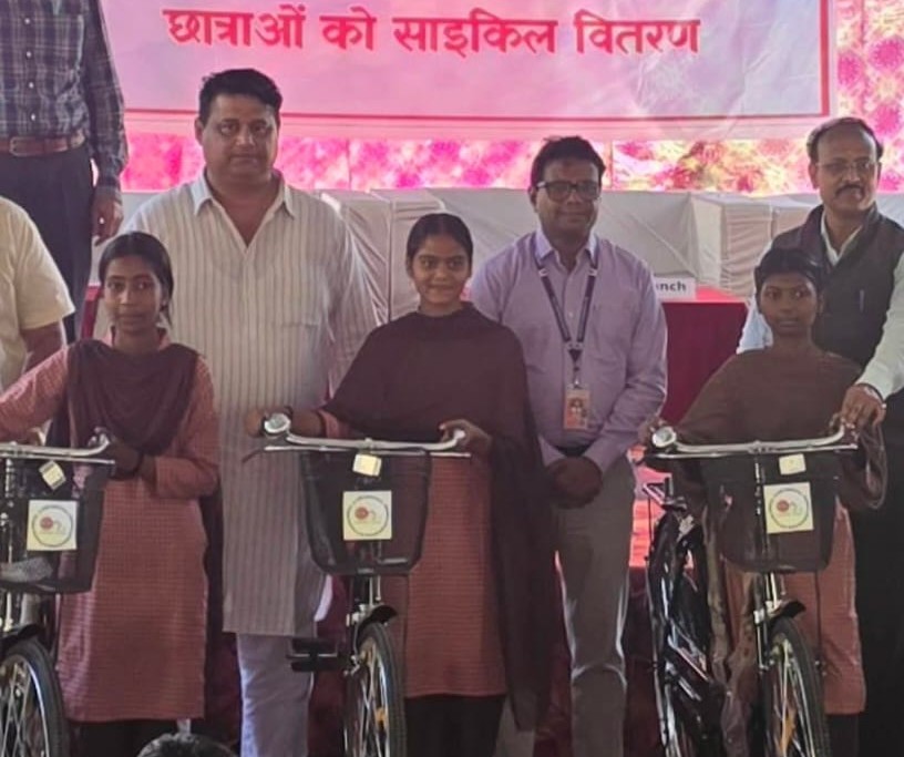 Panipat: रिफाइनरी प्रबंधन ने सामाजिक उत्तरदायित्व के अन्तर्गत स्कूली छात्राओं को 51 साईकिल की वितरित