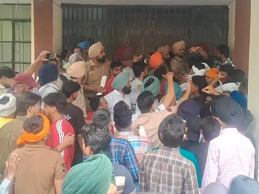 Faridkot: नामांकन के दौरान आप और कांग्रेस वर्करों में तकरार, कांग्रेस कैंडिडेट का नामांकन छीनकर भागा युवक