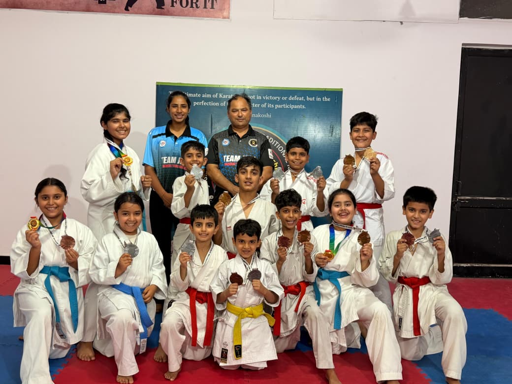 Hoshiarpur: पंजाब स्टेट कराटे चैंपियनशिप में शानदार प्रदर्शन किया और 8 गोल्ड मेडल 5 सिल्वर मेडल और पांच ब्रॉन्ज मेडल जीतकर जिला का नाम गुरवांवित किया