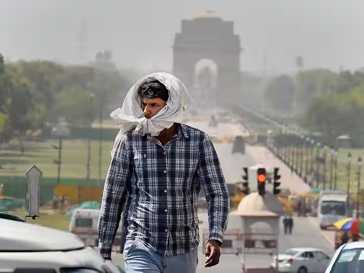 New Delhi: सोशल मीडिया पर दिल्ली के तापमान को लेकर हड़कंप, दिल्ली का पारा 42 डिग्री या 65?