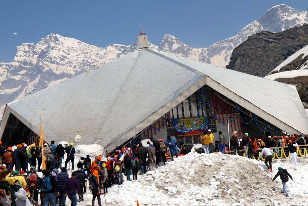 Chamoli: 225 दिन बाद खुले हेमकुंड साहिब के कपाट, 5 क्विंटल फूलों से सजा धाम, 3000 श्रद्धालुओं ने किए दर्शन
