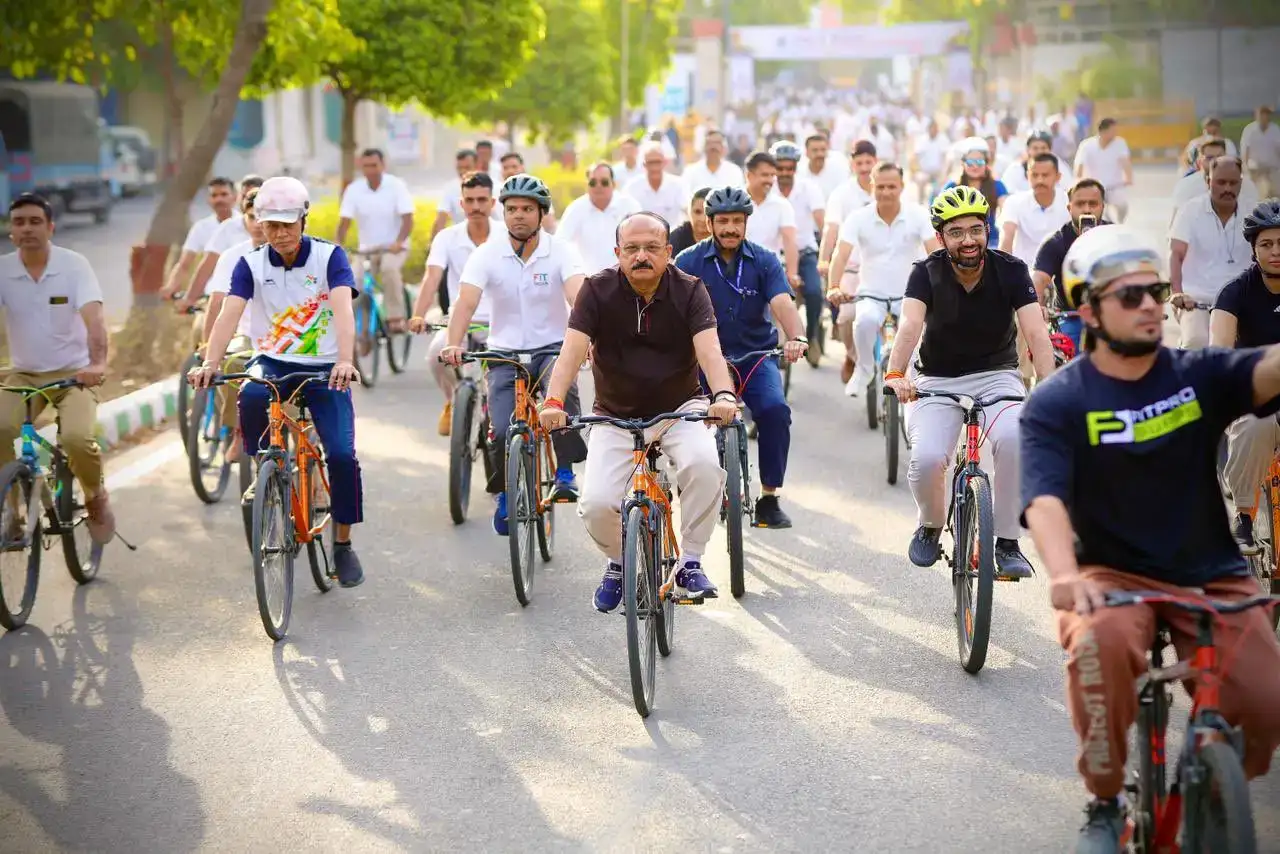 New Delhi: फिट इंडिया साइकिल इवेंट में शिक्षा मंत्री सूद ने बढ़ाया उत्साह, 75वें संस्करण में मंत्री सूद ने दिया फिटनेस का संदेश