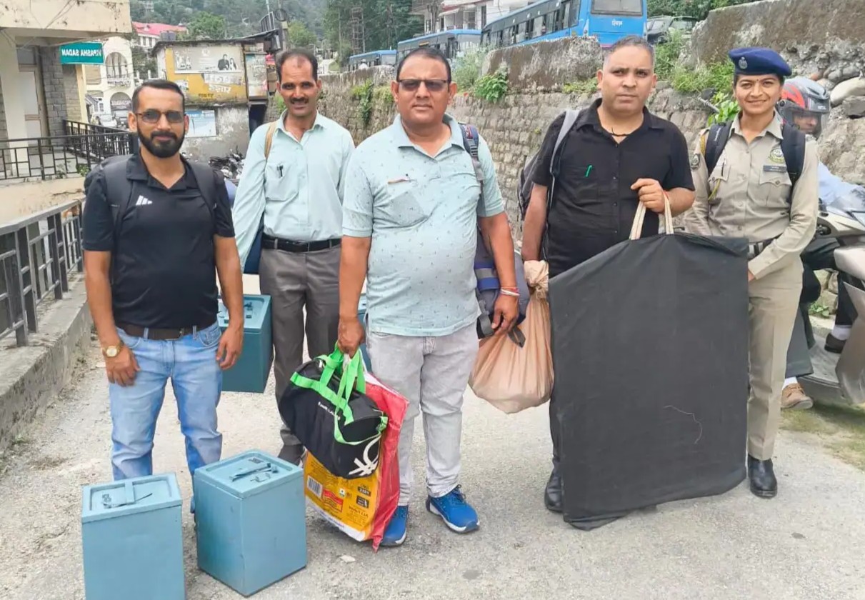 Mandi: 55 पंचायतों के लिए मतदान दल रवाना, चुनावी प्रक्रिया तेज
