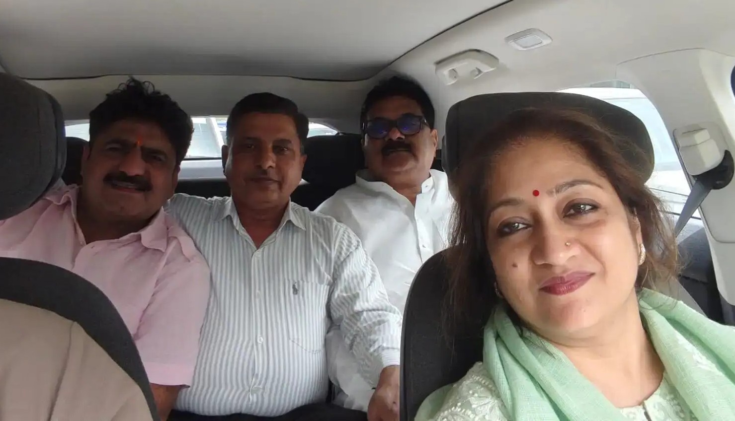 New Delhi: दिल्ली में ग्रीन पहल, उपमहापौर डॉ. मोनिका पंत ई-व्हीकल पूलिंग से ऑफिस पहुंचीं
