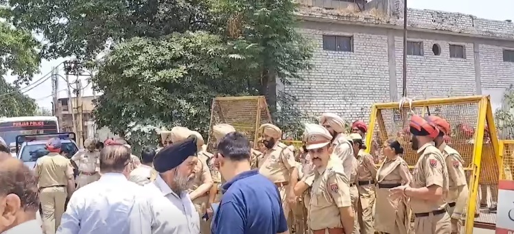 Ludhiana: PPCB के खिलाफ इंडस्ट्री का आक्रोश, ऑफिस एक बाहर लगाया धरना, सरकार को पांच जून तक का अल्टीमेटम
