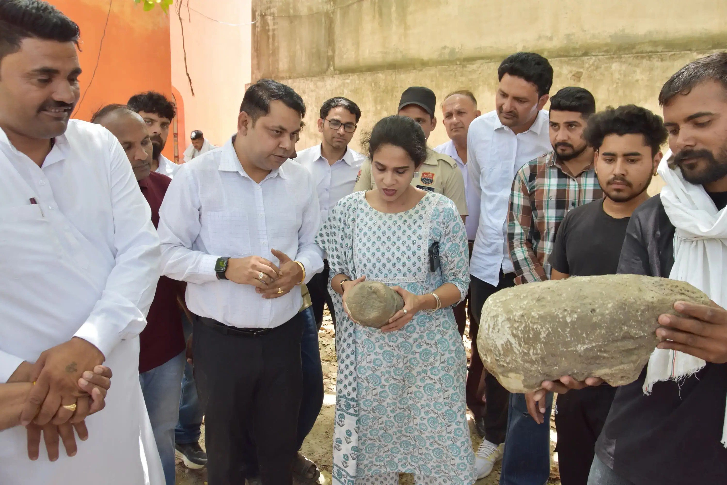 Kaithal: डीसी अपराजिता ने फरल गांव में ऐतिहासिक स्थलों का निरीक्षण किया, छिपे इतिहास को उजागर करने में जुटा प्रशासन