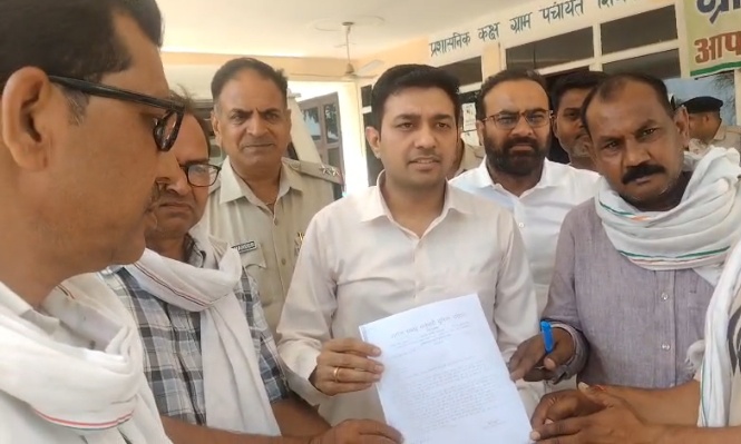 Kalayat: SDM की समझाइश फेल, सफाई कर्मचारियों का धरना जारी