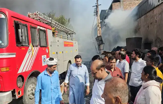 Sonipat: कालूपुर में पेंट फैक्ट्री में आग से हड़कंप, पेंट फैक्ट्री में आग से लाखों का नुकसान