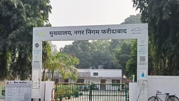 Faridabad: फरीदाबाद में बड़ा प्रशासनिक संकट, मेयर और 46 पार्षदों पर गिरी गाज