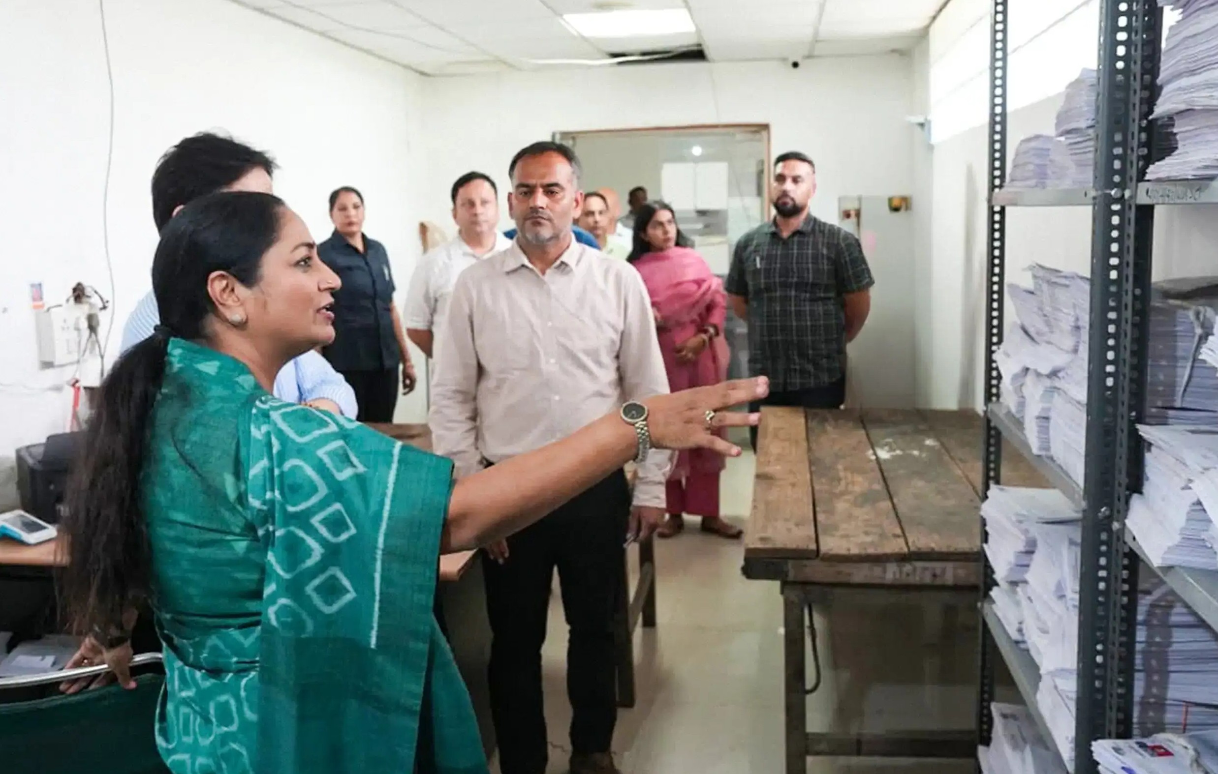 New Delhi: रोहिणी कार्यालय में गड़बड़ी देख मुख्यमंत्री रेखा गुप्ता सख्त, अधिकारियों को फटकार