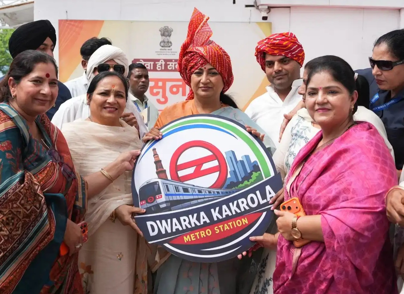 New Delhi: ककरोला निवासियों ने द्वारका स्टेशन का नाम बदलने पर मुख्यमंत्री रेखा गुप्ता का जताया आभार