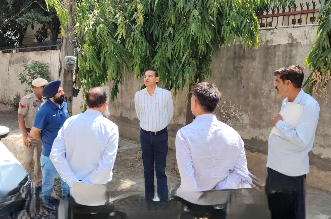 Yamunanagar: गंदगी पर जीरो टॉलरेंस, सेक्टर-17 में निगम आयुक्त का औचक निरीक्षण