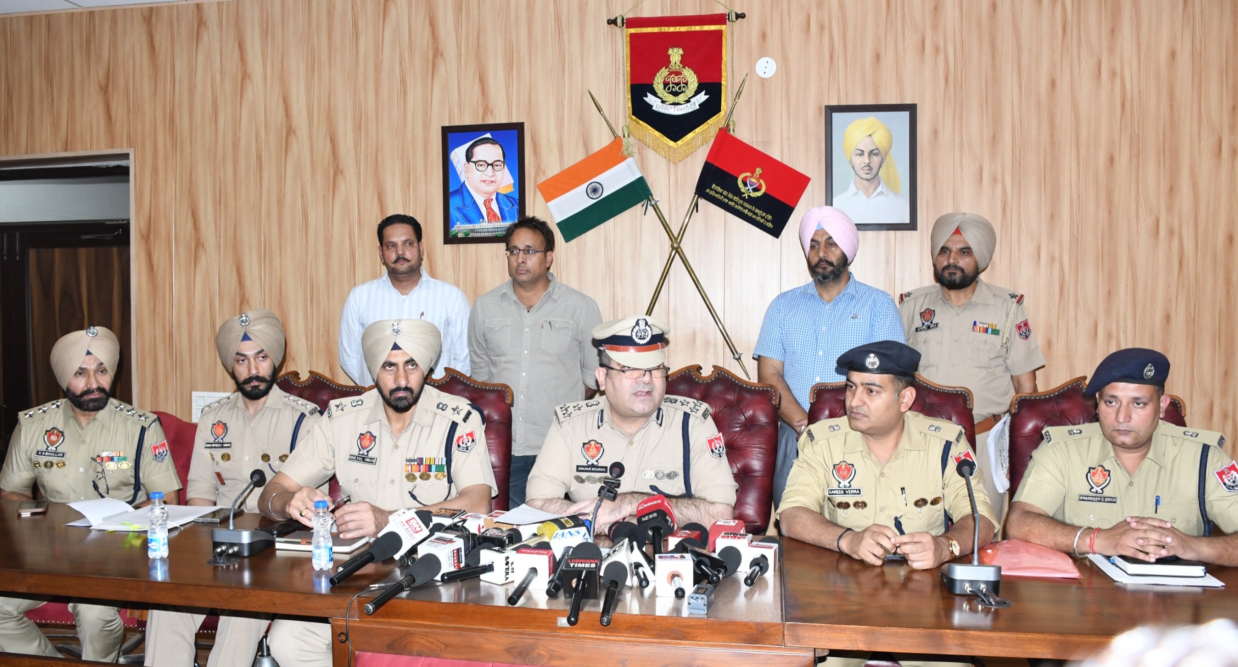 Ludhiana: एटीएम लूट गिरोह के 2 बदमाश गिरफ्तार, वारदात करते आग लगने से पकड़े गए, सरगना पर हैं 21 पर्चे