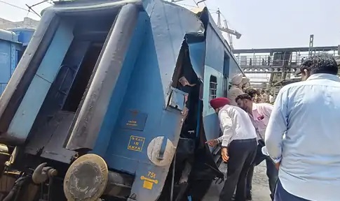 रेलवे स्टेशन पर चलती ट्रेन के डिब्बा के हुए दो हिस्से, वैष्णो देवी जा रही थी ट्रेन