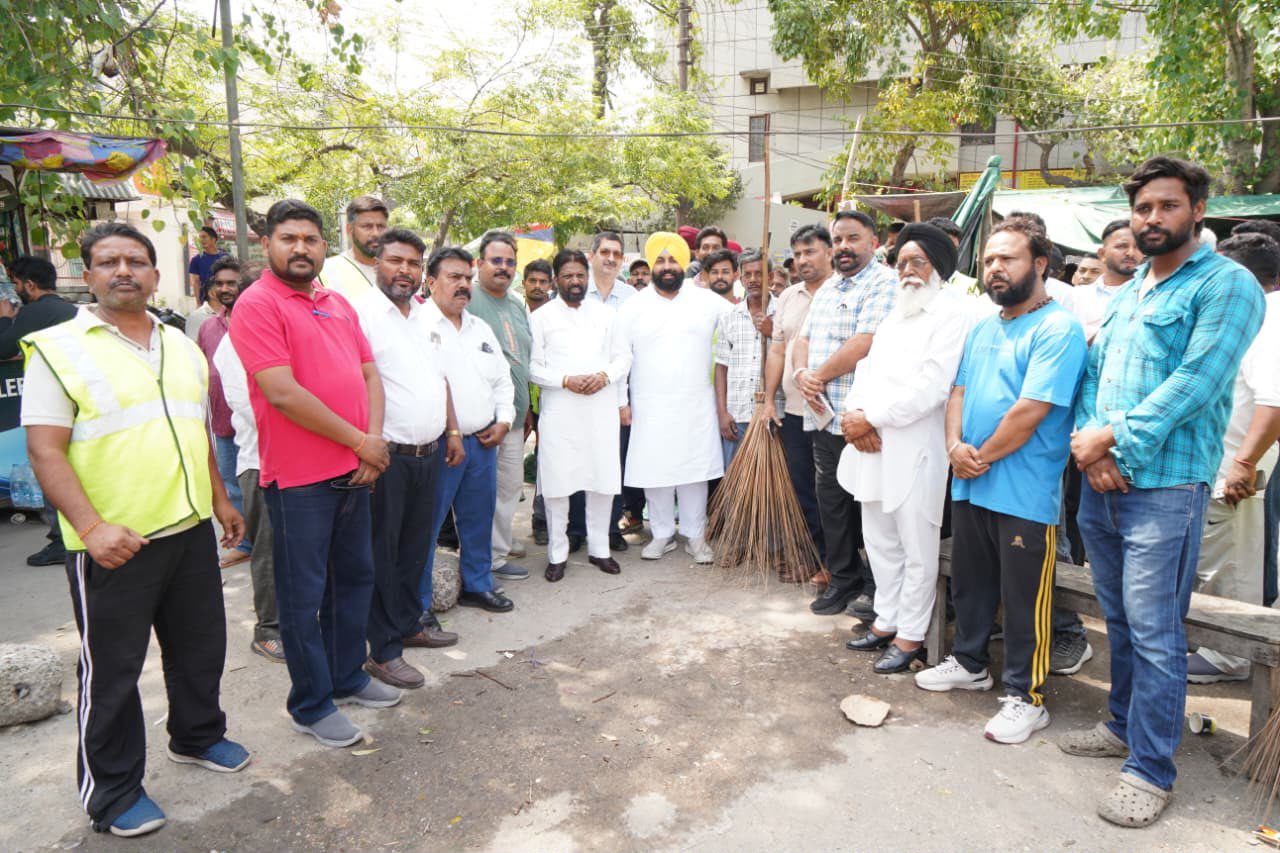 Chandigarh: मिशन क्लीन पंजाब’ के तहत लुधियाना पहुंचे हरजोत सिंह बैंस, सफाई सेवकों के साथ चाय का कप किया साझा