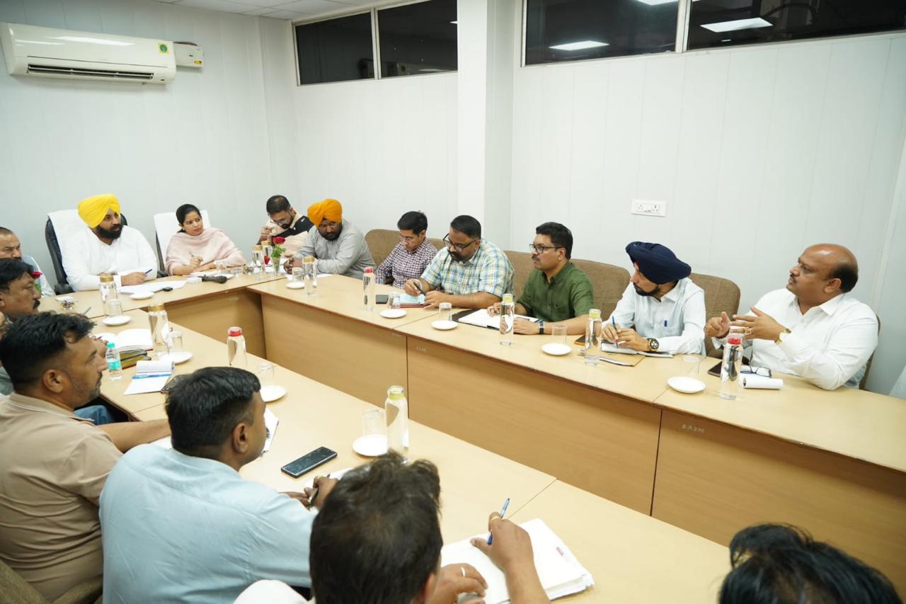 Ludhiana: लुधियाना शहर को 30 जून तक सड़कों के गड्ढों और मैनहोल से मुक्त बनाया जाए: हरजोत सिंह बैंस