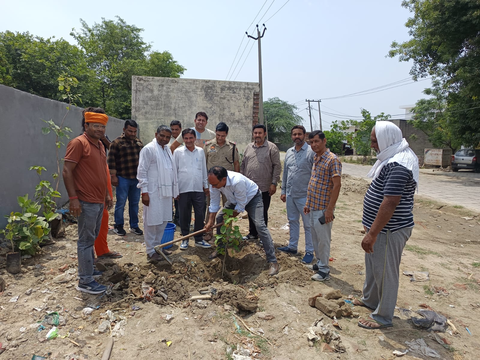 Sonipat: एक पेड़ मां के नाम व हरित भारत निर्माण संकल्प के तहत पेड़ लगाए