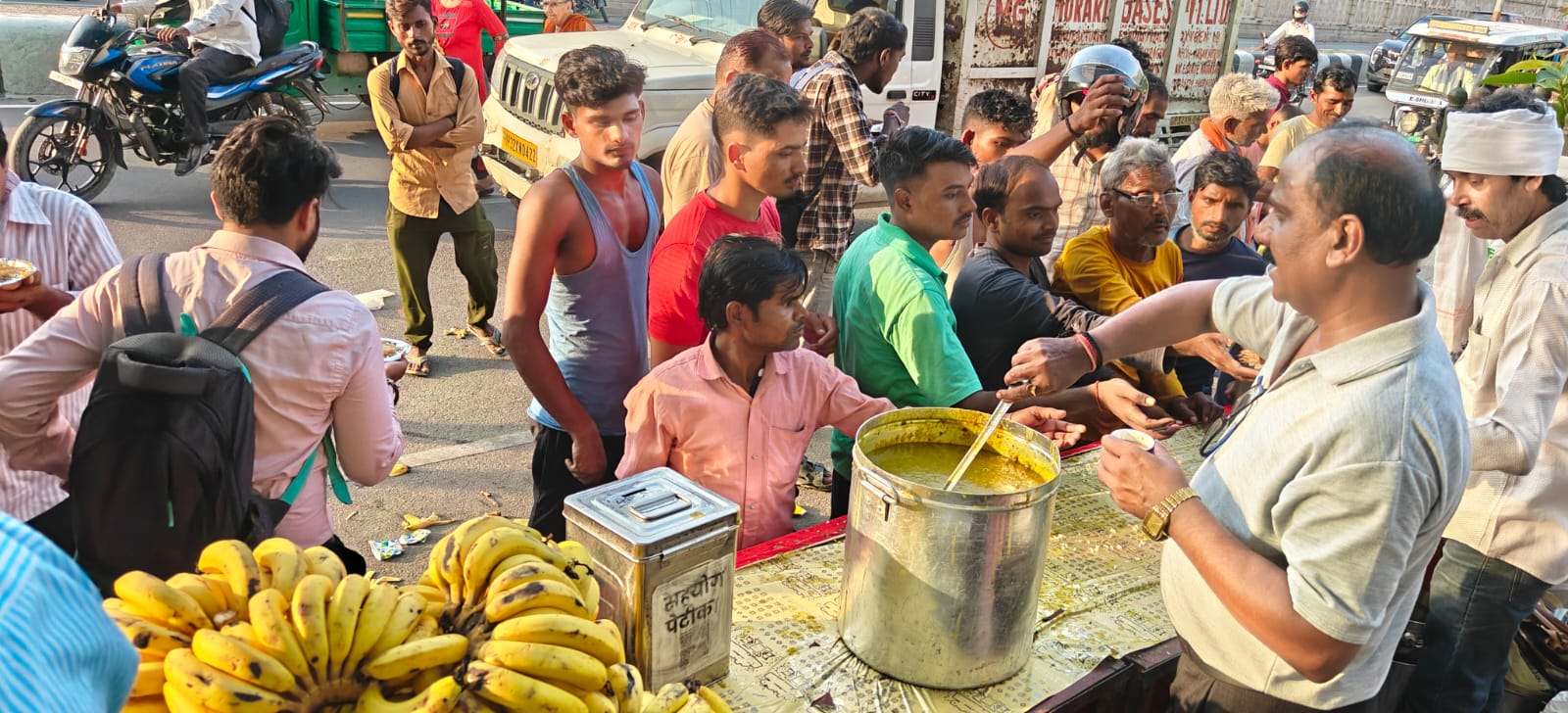 Lucknow: बृज की रसोई ने दिया मानवता का संदेश, 2000 से अधिक जरूरतमंदों को कराया भोजन