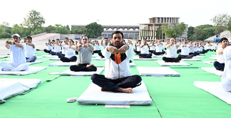 Chandigarh: मुख्यमंत्री श्री नायब सिंह सैनी ने विस अध्यक्ष के साथ विस परिसर में किया योग प्रोटोकॉल का अभ्यास