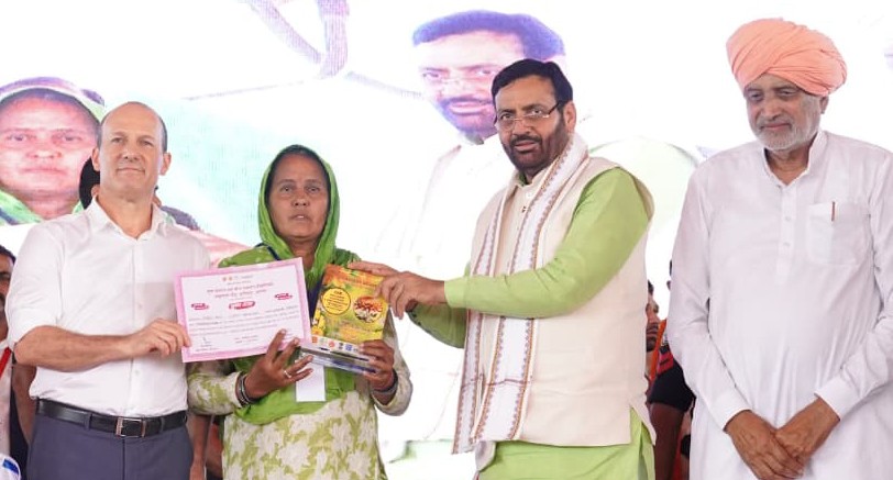 Chandigarh: मुख्यमंत्री नायब सिंह सैनी ने मुनीमपुर में किसानों को प्रदान किए पुष्प रत्न एवं पुष्प सम्मान पुरस्कार