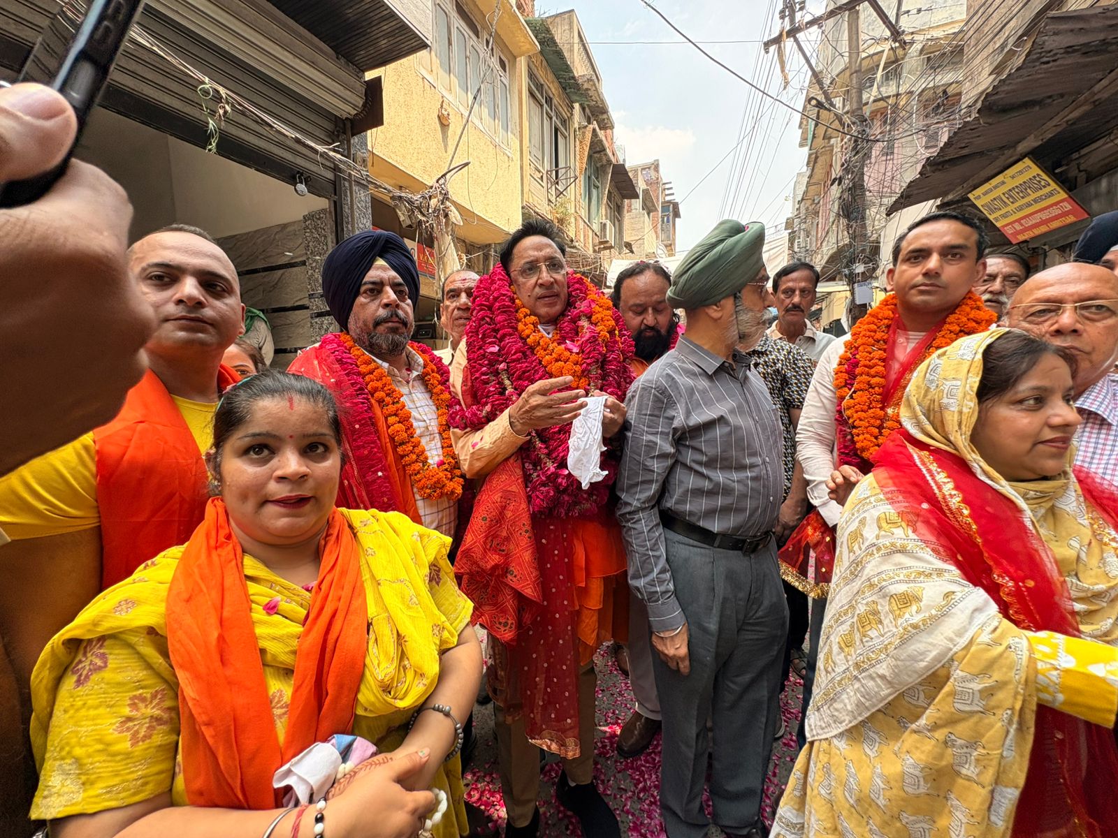 Amritsar: विधायक डॉ अजय गुप्ता ने मजीठ मंडी, दाल मंडी की सड़के बनवाने के विकास कार्य का किया उद्घाटन