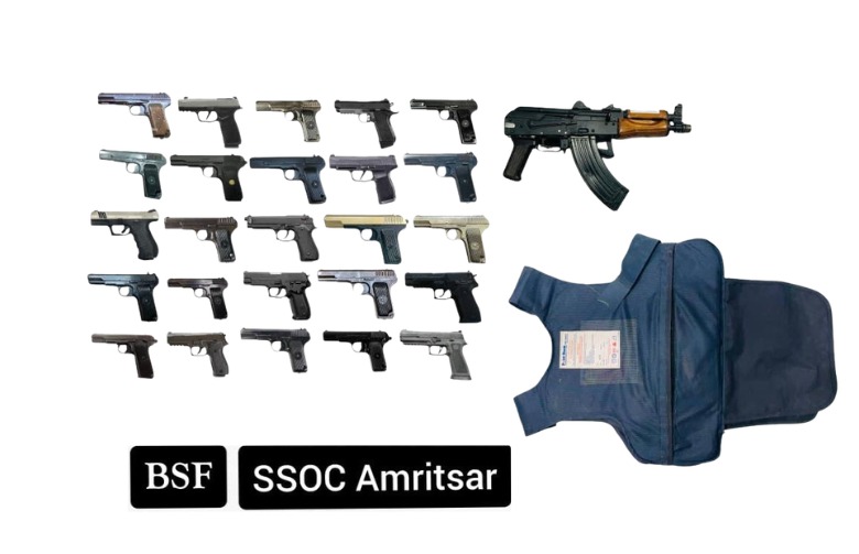 Amritsar: अमृतसर में सीमा के निकट से एक AK-47 राइफल सहित 26 आधुनिक हथियार बरामद; एक व्यक्ति गिरफ्तार