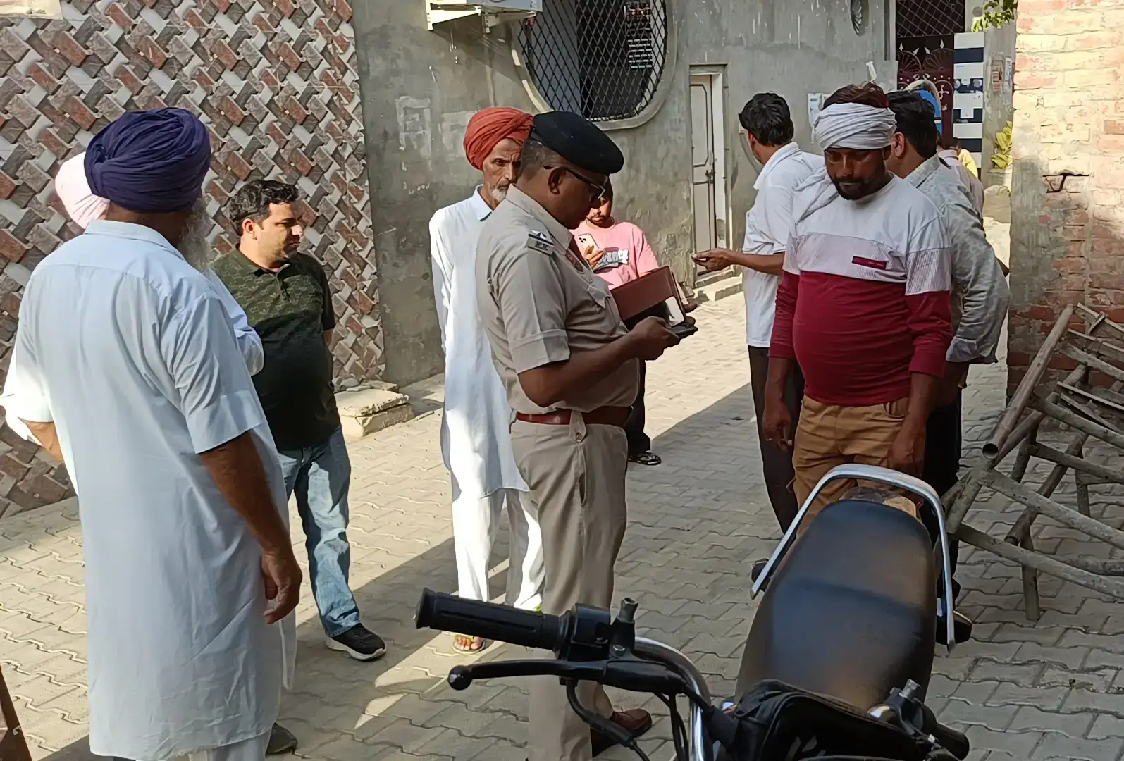 Sirsa: बिजली ठीक करने के बहाने घर में घुसे बदमाश, सिरसा में महिला से लूट
