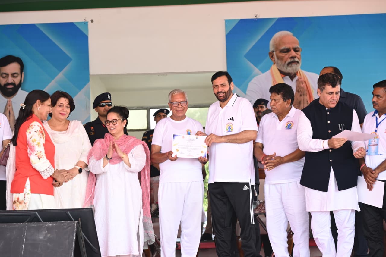 Kurukshetra: भारतीय योग संस्थान हरियाणा के संगठन मंत्री गुलशन कुमार ग्रोवर को माननीय मुख्यमंत्री, हरियाणा ने  किया सम्मानित 