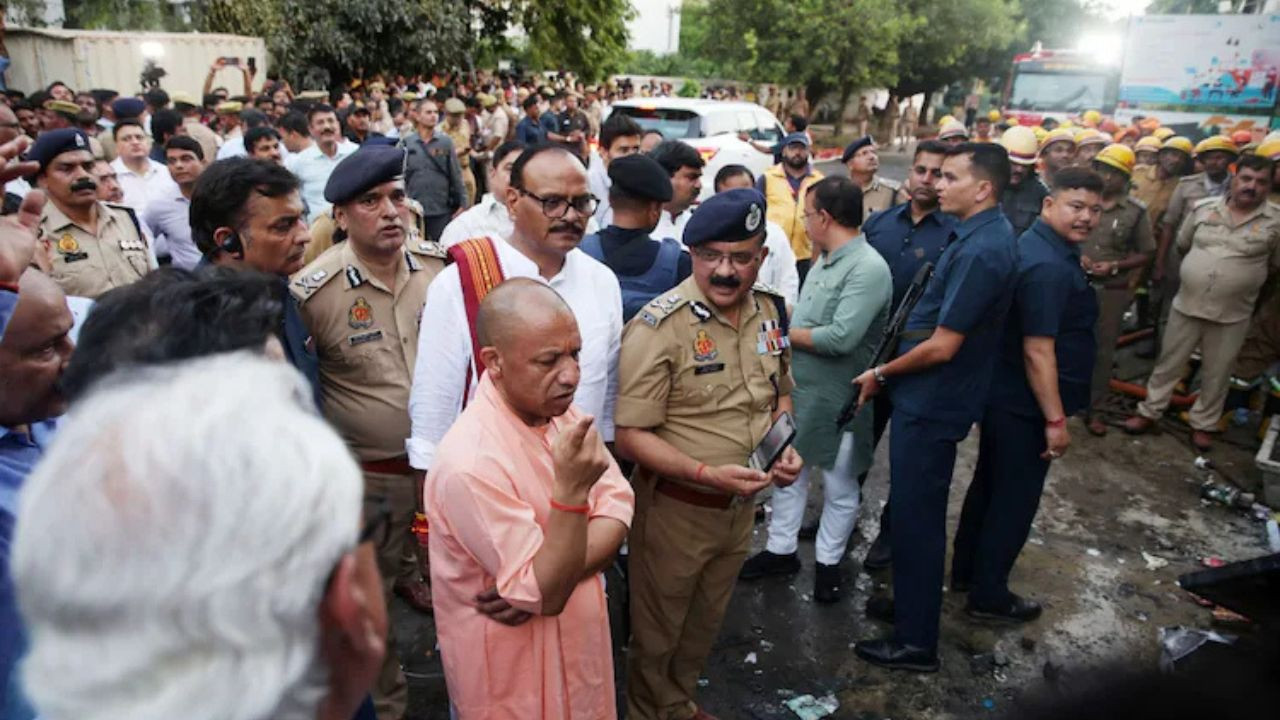 लखनऊ (Narendra Singh Danu) : राजधानी लखनऊ में हुए भीषण अग्निकांड के बाद उत्तर प्रदेश सरकार ने सख्त रुख अपनाते हुए मामले की जांच के लिए विशेष जांच दल (SIT) का गठन कर दिया है। योगी आदित्यनाथ के निर्देश पर गठित यह टीम सात दिनों के भीतर अपनी रिपोर्ट सौंपेगी। 