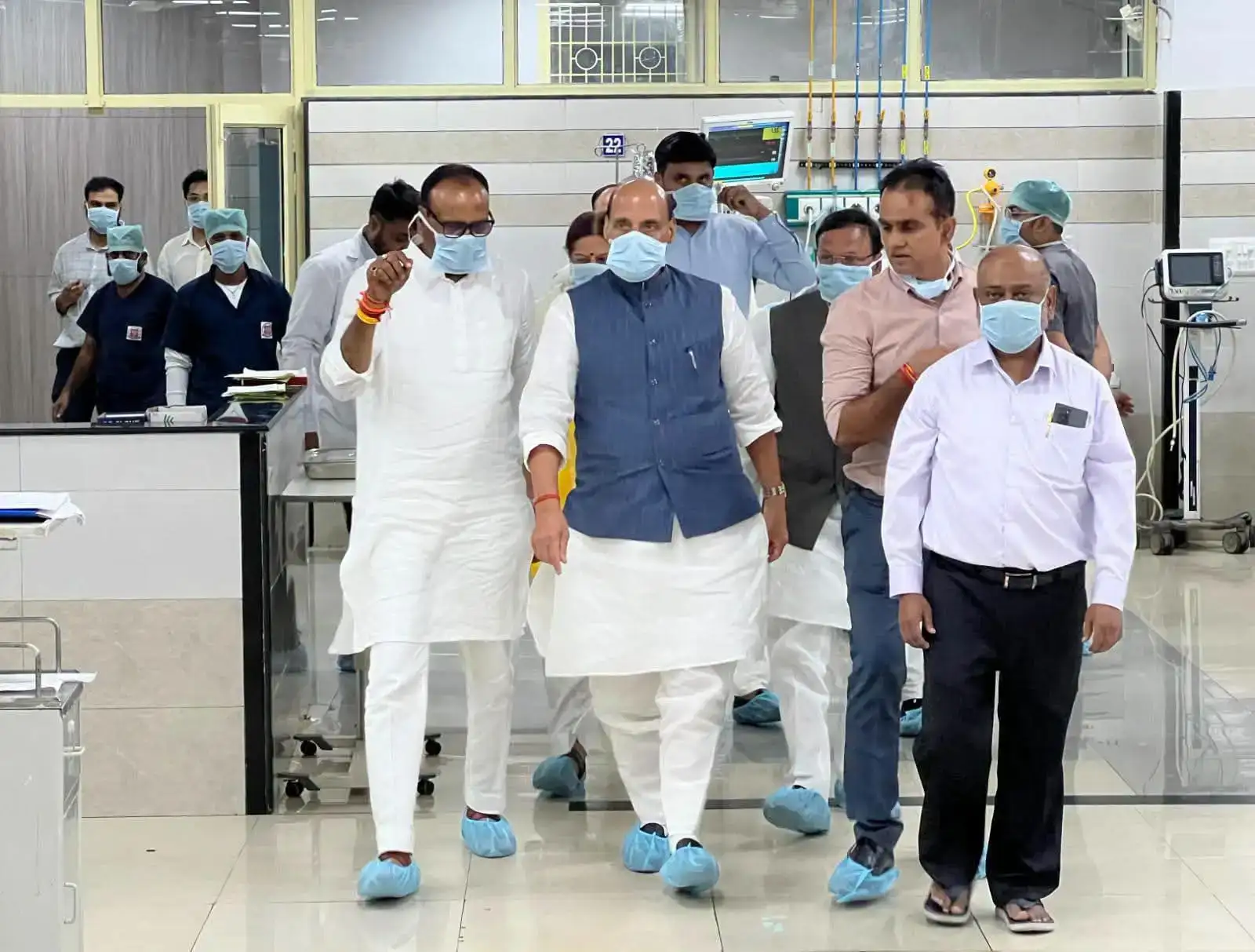 Lucknow: लखनऊ हादसे पर राजनाथ सिंह का दौरा, मौके का निरीक्षण और घायलों से मुलाकात