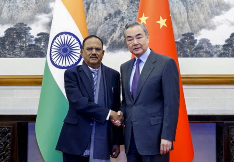 New Delhi: भारत के एनएसए अजीत डोभाल से मिले चीन के विदेश मंत्री यी, सीमा और सहयोग मुद्दों पर बातचीत