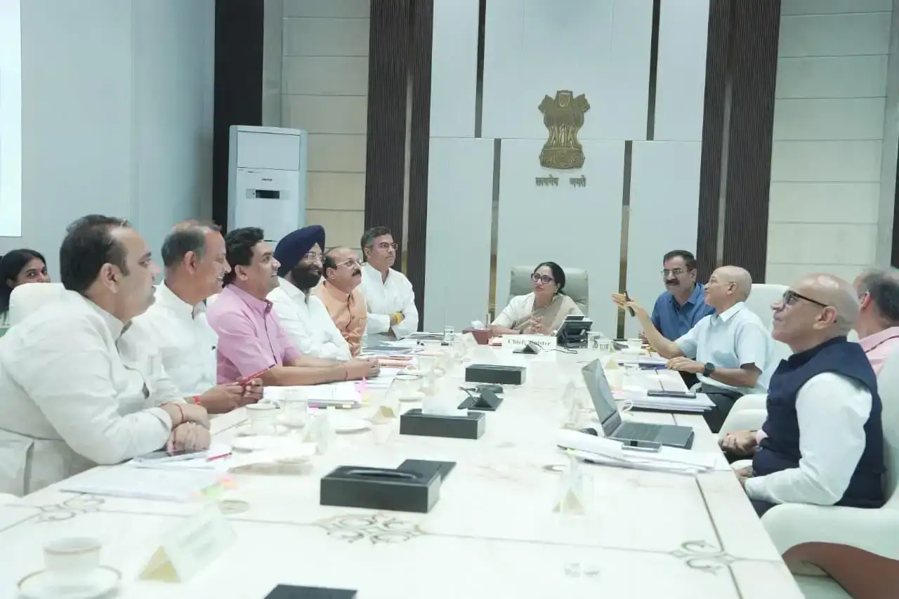 New Delhi: दिल्ली में मजदूर वर्ग को स्वास्थ्य सुरक्षा, 2 लाख तक व्यक्तिगत और 10 लाख तक परिवार को कैशलेस उपचार