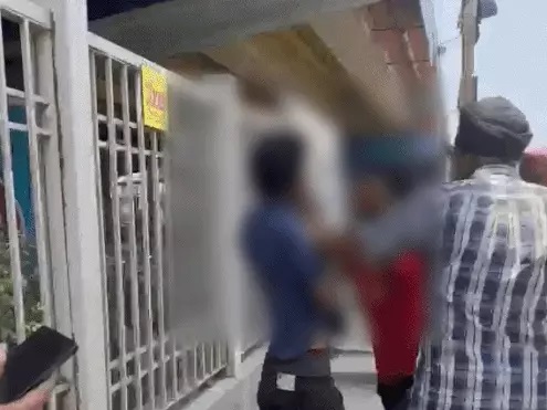 बाइक सवार बदमाश ने महिला का छीना मोबाइल, रास्ते में असंतुलित होकर गिरा, लोगों ने की पिटाई
