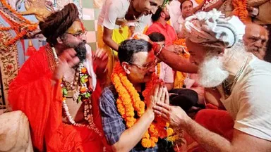 Ayodhya: अरविंद केजरीवाल अयोध्या पहुंचे, रामलला और हनुमानगढ़ी में किए दर्शन