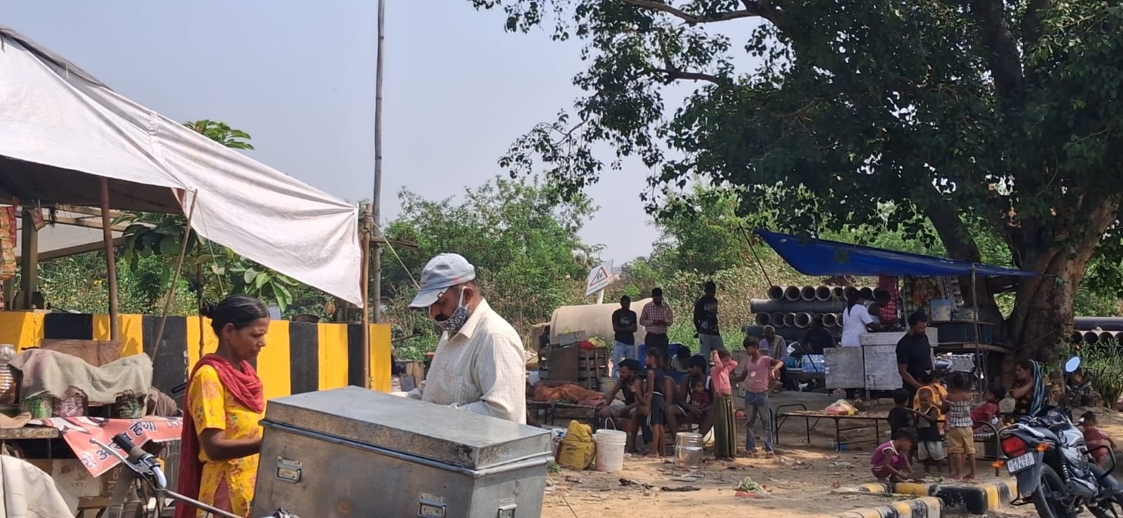 सड़क पर सरेआम झुग्गियां बनाकर कर डाले कब्जे, निगम के तहबाजारी अधिकारी बोले – इन्हें हटाना पुलिस का काम