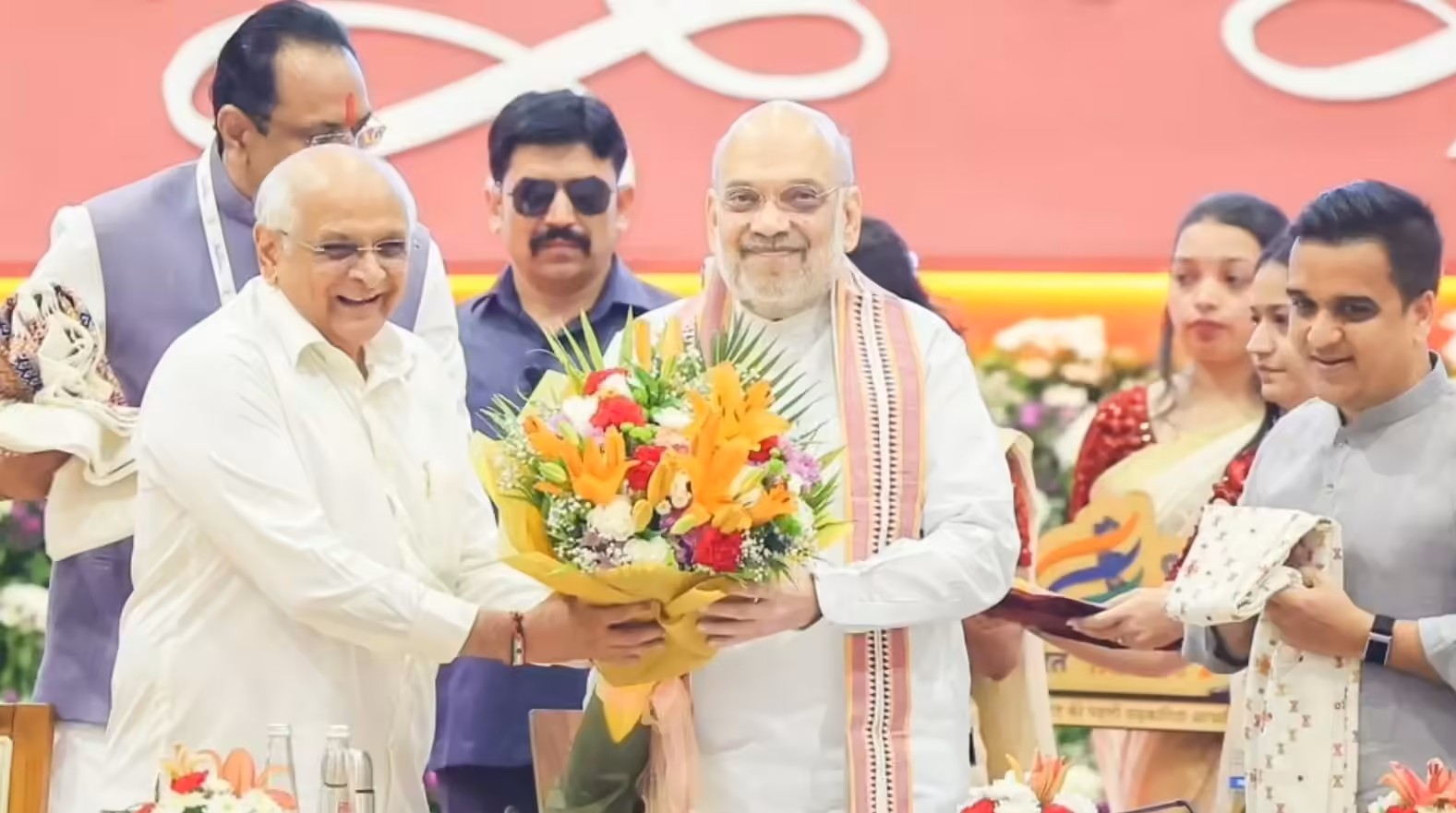 Gandhinagar: अमित शाह ने सहकारी मॉडल आधारित 'भारत टैक्सी' सेवा शुरू की, दो साल में 500 शहरों और गांवों तक विस्तार का लक्ष्य