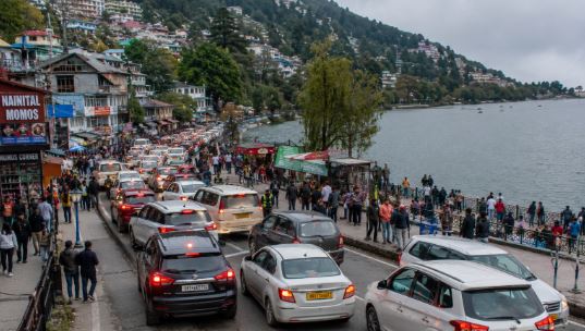 Nainital: नैनीताल में वीकेंड पर रिकॉर्ड भीड़, पार्किंग व होटल संकट से सैलानी परेशान