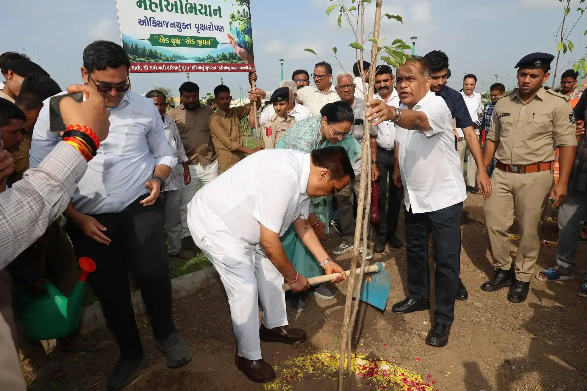 Surat: 25 हजार पौधों का मेगा वृक्षारोपण अभियान शुरू, केंद्रीय मंत्री सी.आर. पाटिल ने ‘ऑक्सीजन पार्क’ में किया शुभारंभ