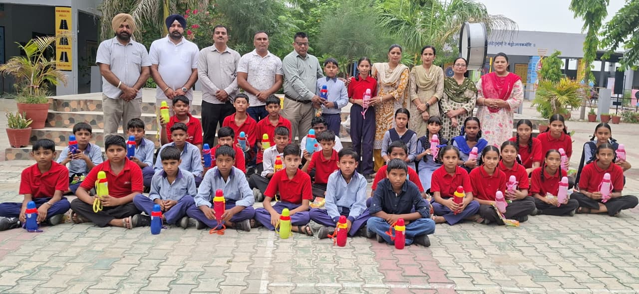 Hoshiarpur: गर्मी से राहत के लिए छात्रों में पानी की बोतलें वितरित