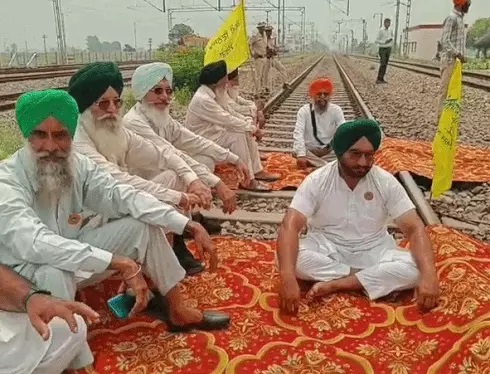 कौमी इंसाफ मोर्चा ने बंदियों की रिहाई के लिए रेल ट्रैक पर किया प्रदर्शन