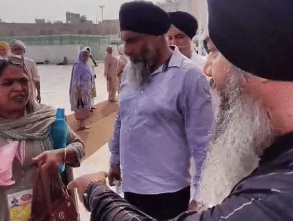 गोल्डन टेंपल में भगवंत मान की फोटो वाले आईकार्ड उतरवाए, विरोध करने वाले बोले- सीएम गुरू दोखी करार