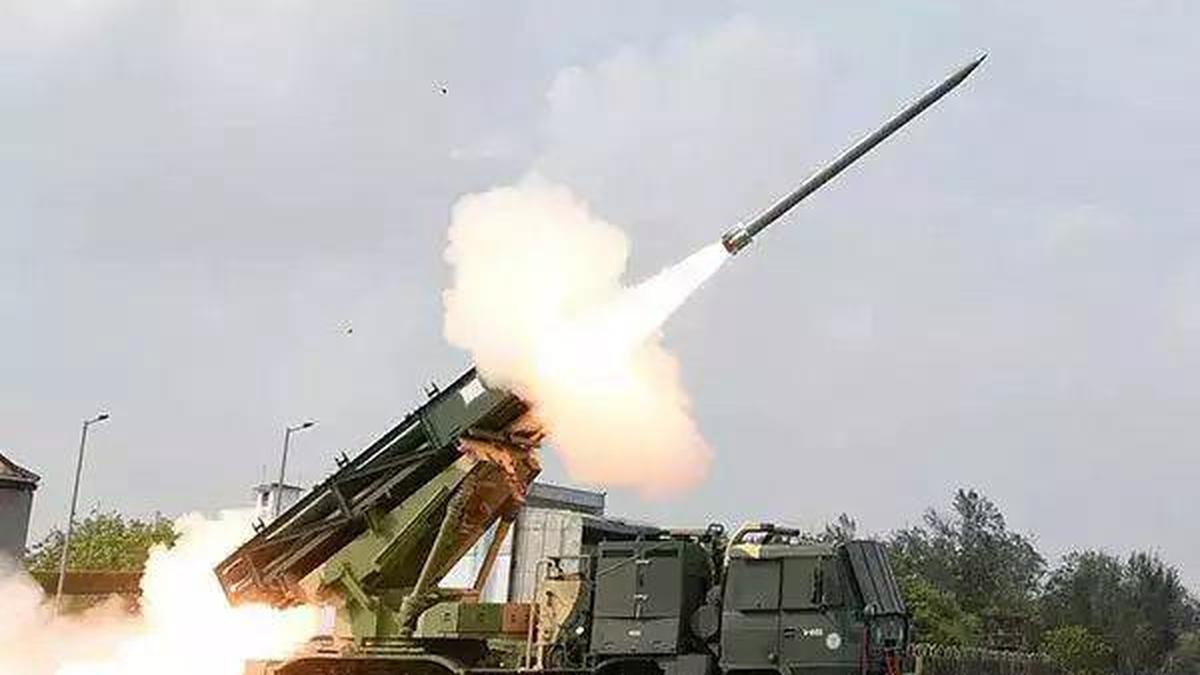 New Delhi: भारत ने पिनाका लॉन्ग रेंज गाइडेड रॉकेट का किया सफल परीक्षण, 60 किमी दूर लक्ष्य पर साधा सटीक निशाना