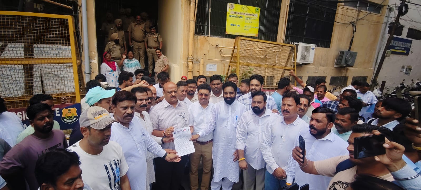 Ludhiana: नगर निगम कर्मचारियों का पंजाब सरकार के खिलाफ प्रदर्शन, मांगों को लेकर सौंपा ज्ञापन
