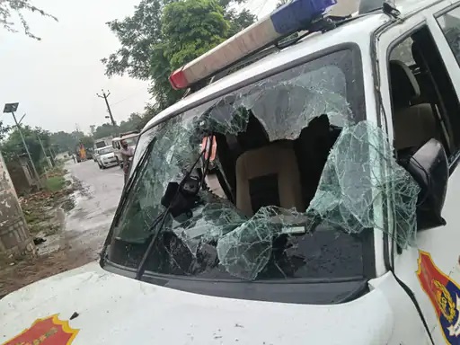तस्करों का पीछा करते हुए पुलिस की गाड़ी दीवार से टकराई,  एसएचओ गंभीर जख्मी