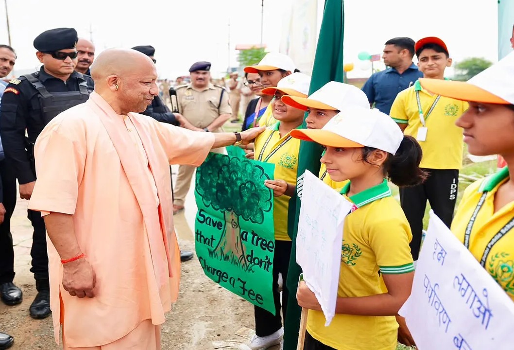 Lucknow: यूपी में 35.27 करोड़ पौधे लगाकर बना नया रिकॉर्ड, ‘एक पेड़ मां के नाम’ अभियान बना जन आंदोलन