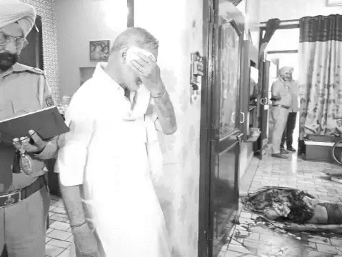 सरकारी टीचर पति के घर घुसकर पत्नी का गला काट की हत्या, बेडरूम में लहूलुहान लाश मिली