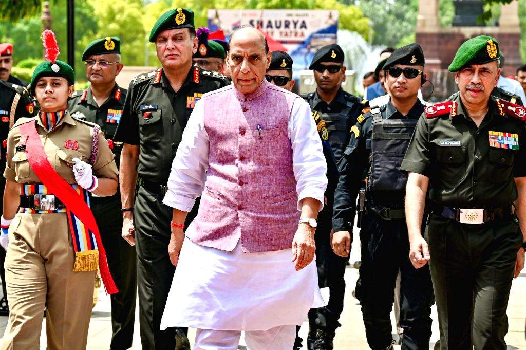 New Delhi: कारगिल विजय दिवस से पहले ‘शौर्य विजय यात्रा’ रवाना, राजनाथ सिंह ने दिखाई हरी झंडी