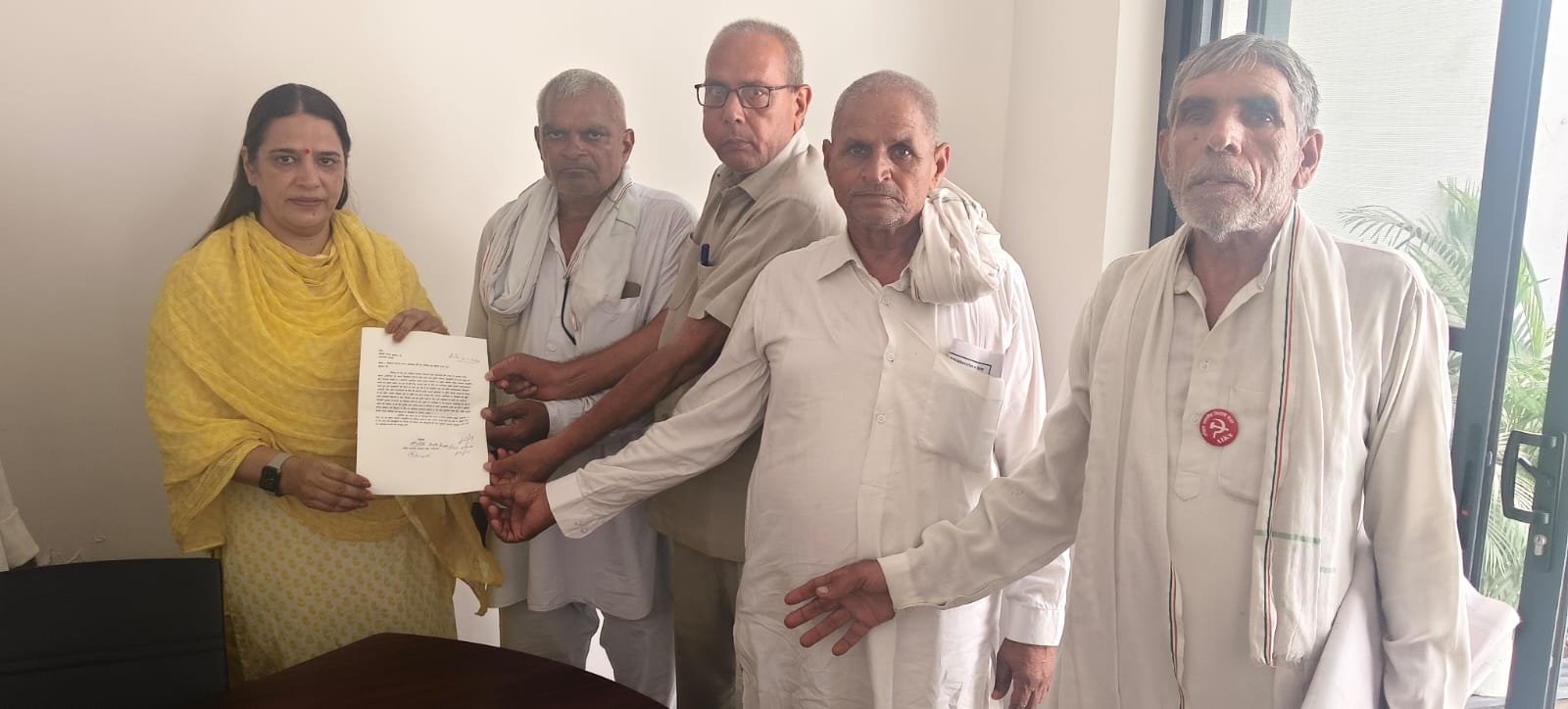 Panipat: अखिल भारतीय किसान सभा ने मांगों को लेकर राज्यसभा सांसद संजय भाटिया को सौंपा ज्ञापन