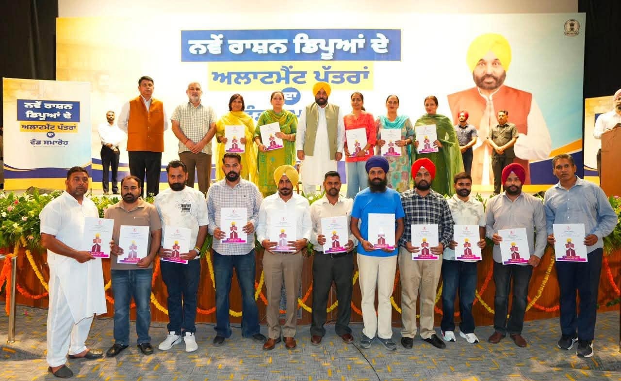 सीएम मान ने 2800 डिपो होल्डरों को बांटे लाइसेंस, बोले-कांग्रेस 500 करोड़ में बनाती है सीएम, मजीठिया पर भी साधा निशाना